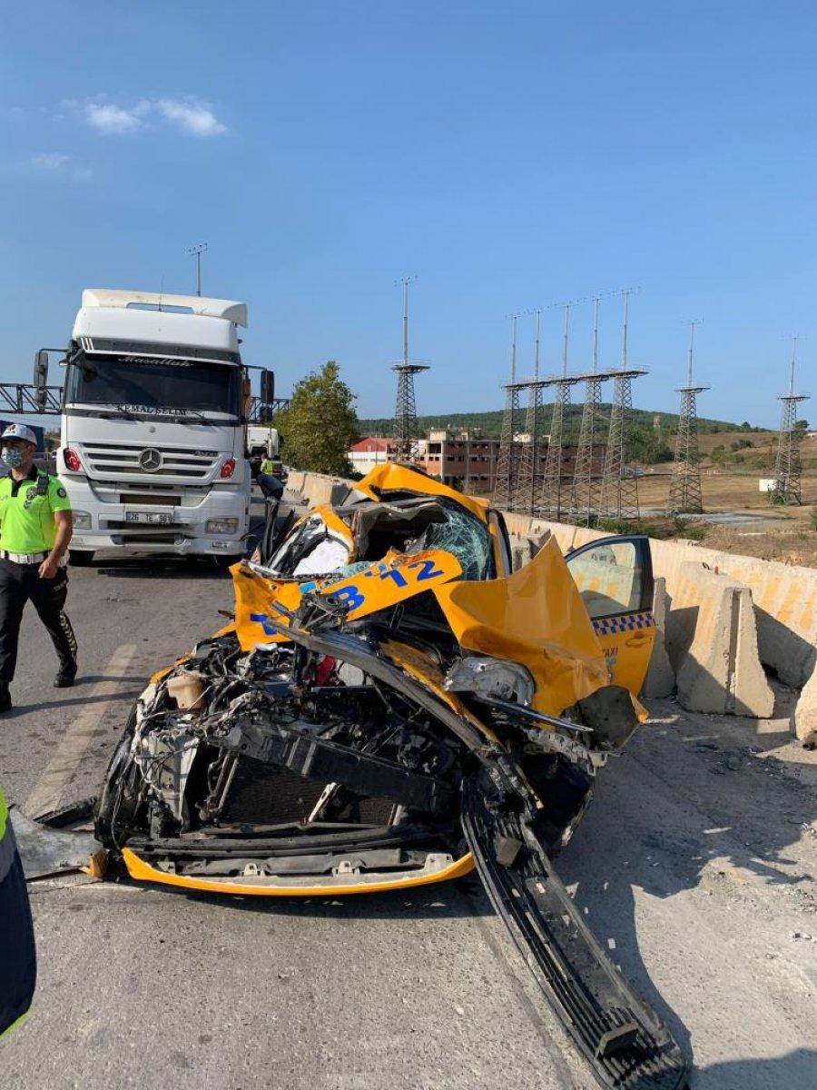 Pendik'te zincirleme kaza: 2 tır ile 2 otomobil birbirine girdi