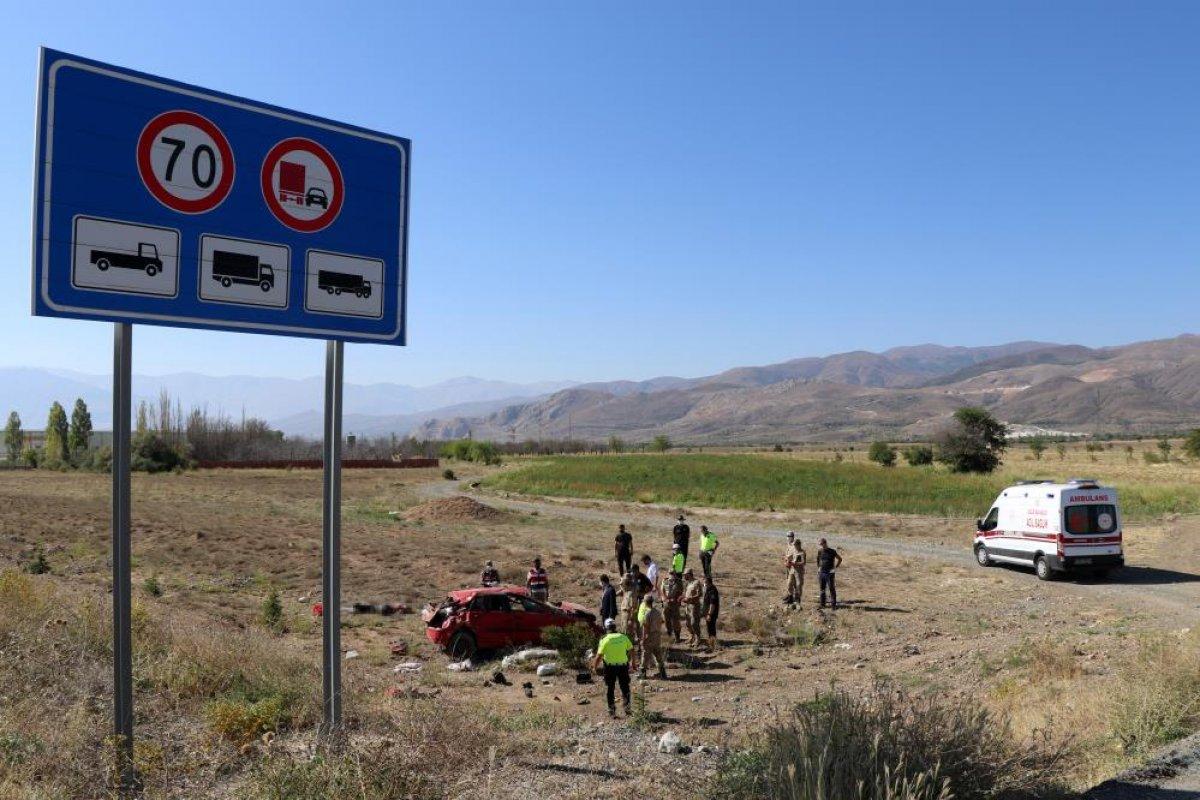 Erzincan’da otomobil şarampole uçtu: Anne ve oğlu vefat etti