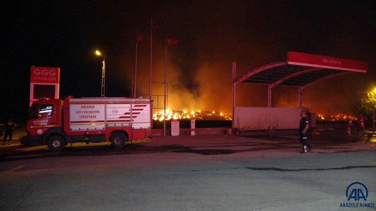 Adana'da mısır silajı balyalarının bulunduğu tarlada yangın çıktı