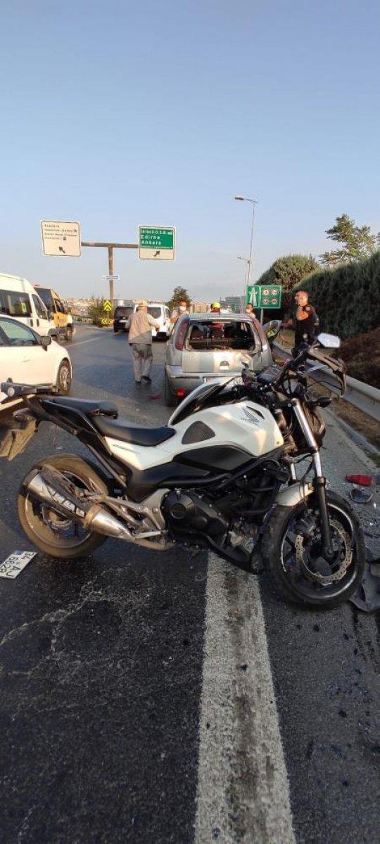 Bahçelievler'de emniyet şeridine park edilen otomobile, motosiklet çarptı