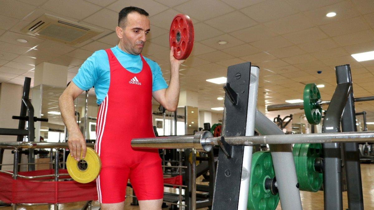 Görme engelli sporcu, 12 yıl sonra yeniden başladığı halterde Türkiye Şampiyonu oldu