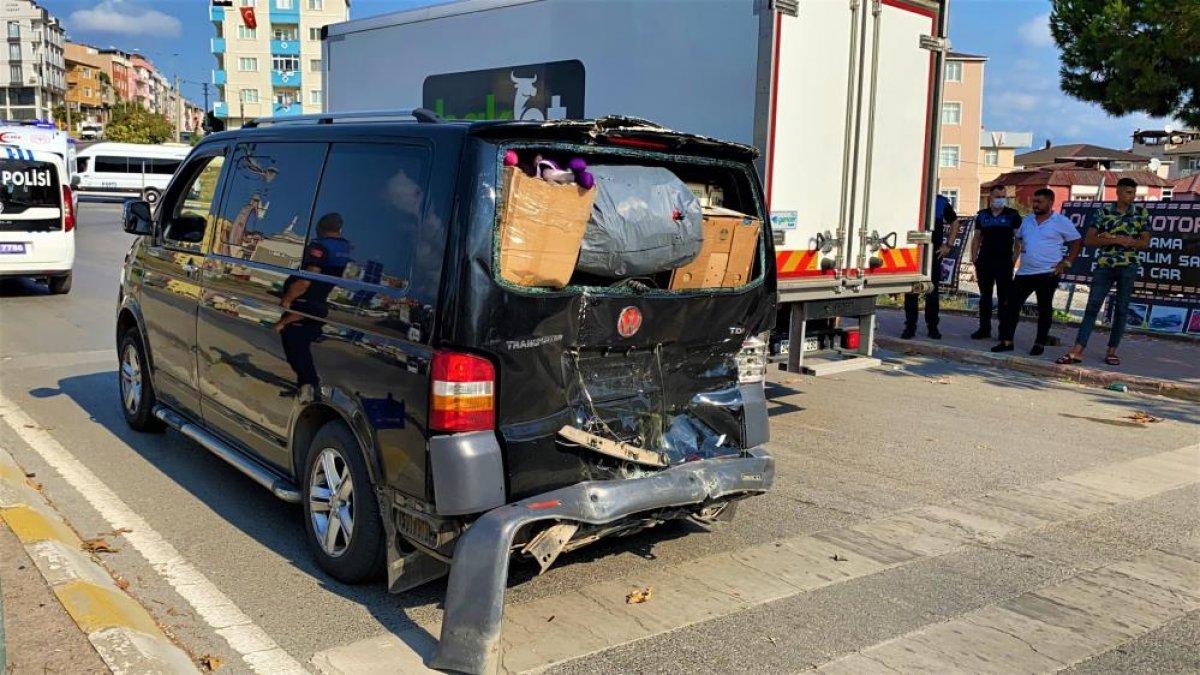 Kocaeli'de aniden yavaşlayan minibüse otobüs çarptı