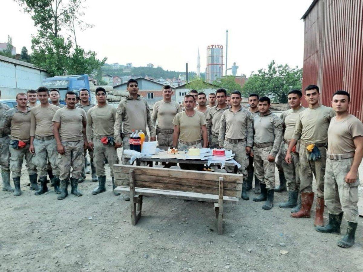 Sinop'ta yaraları saran Mehmetçik’e doğum günü sürprizi