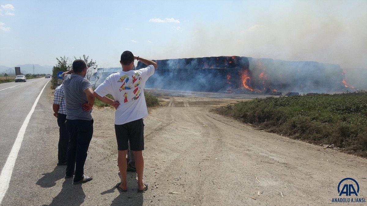 Adana'da mısır silajı balyalarının bulunduğu tarlada yangın çıktı