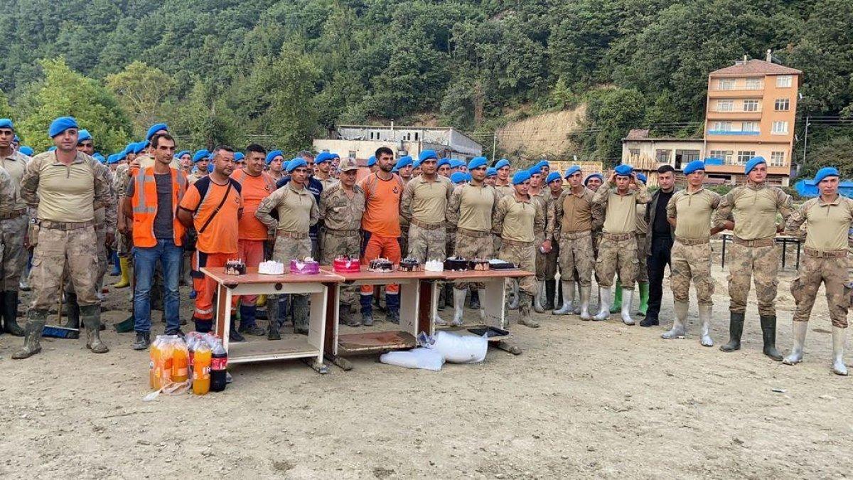 Sinop'ta yaraları saran Mehmetçik’e doğum günü sürprizi