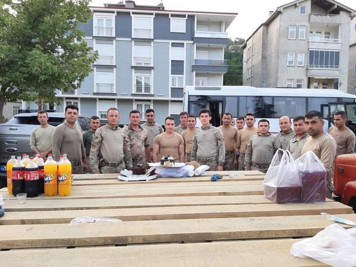 Sinop'ta yaraları saran Mehmetçik’e doğum günü sürprizi