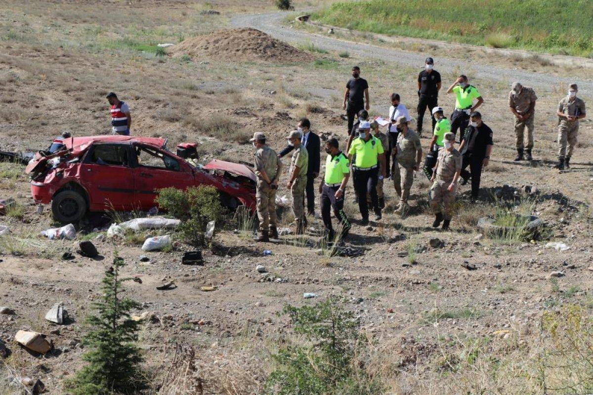 Erzincan’da otomobil şarampole uçtu: Anne ve oğlu vefat etti
