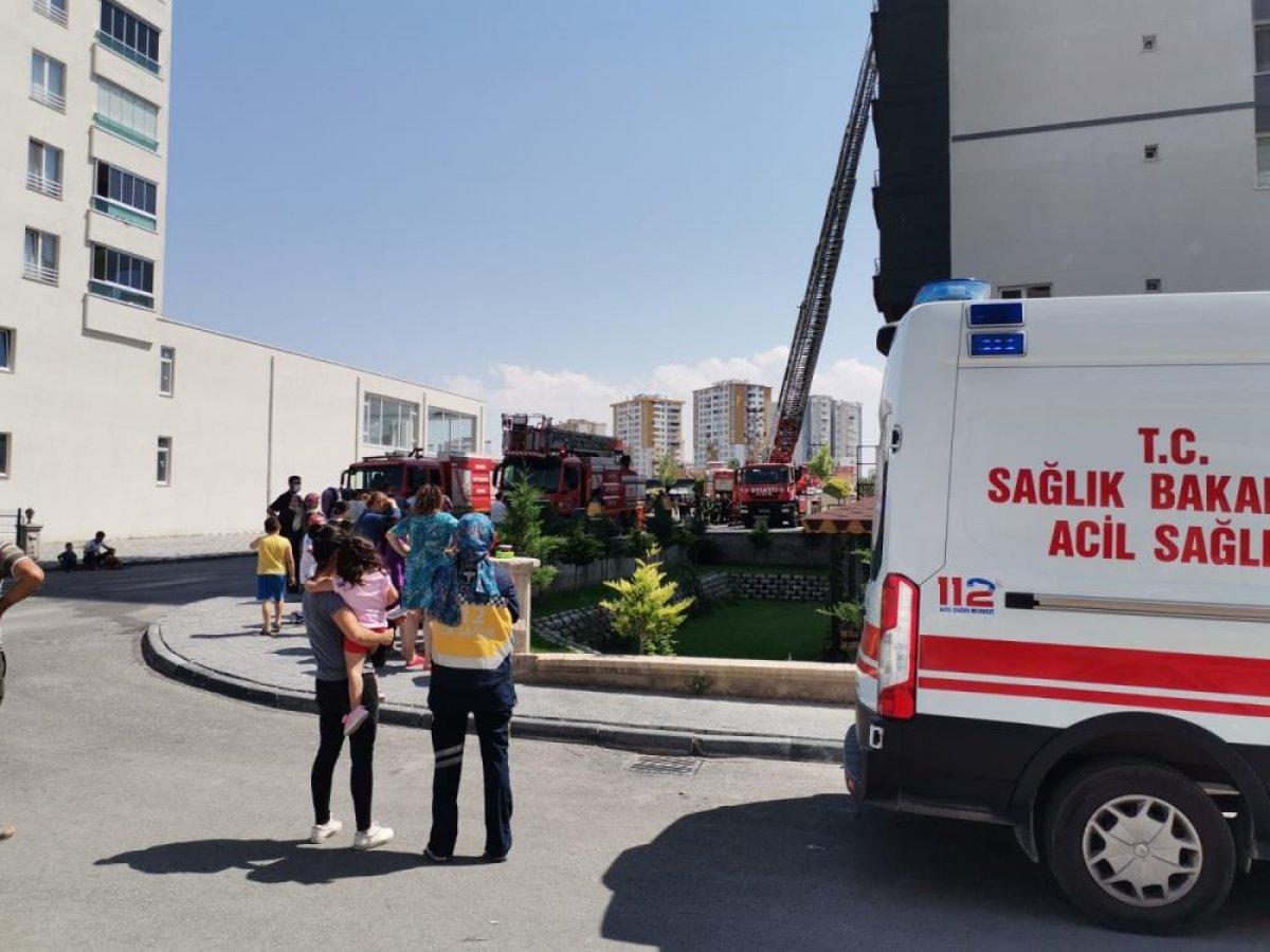 Kayseri'de bir şahıs, yaktığı evini oturarak seyretti