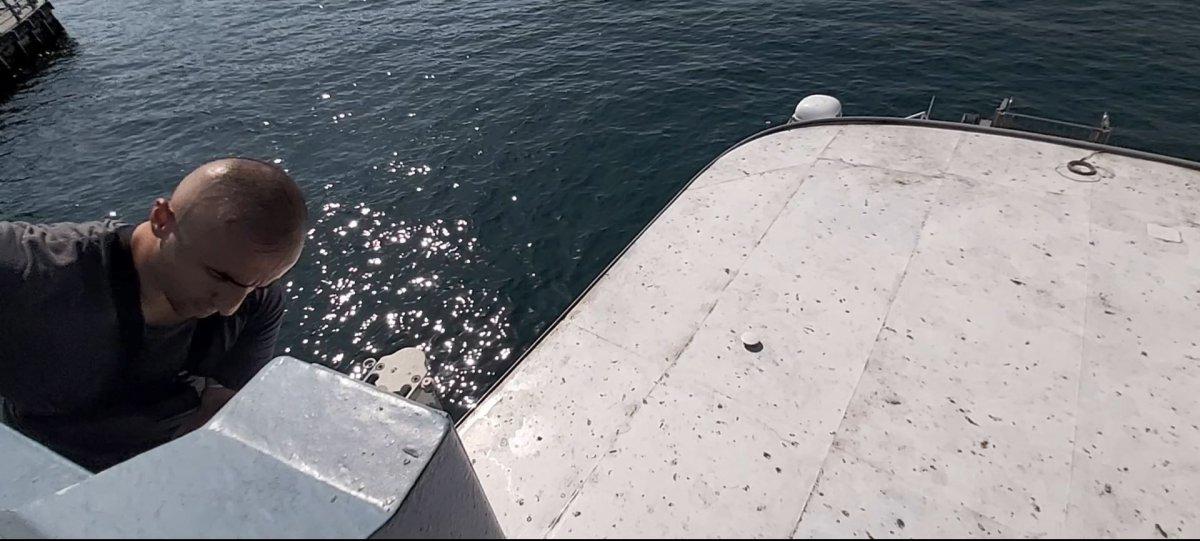 Galata Köprüsü'nden gemiye atlayan genç