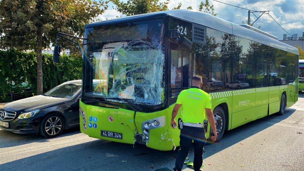 Kocaeli'de aniden yavaşlayan minibüse otobüs çarptı