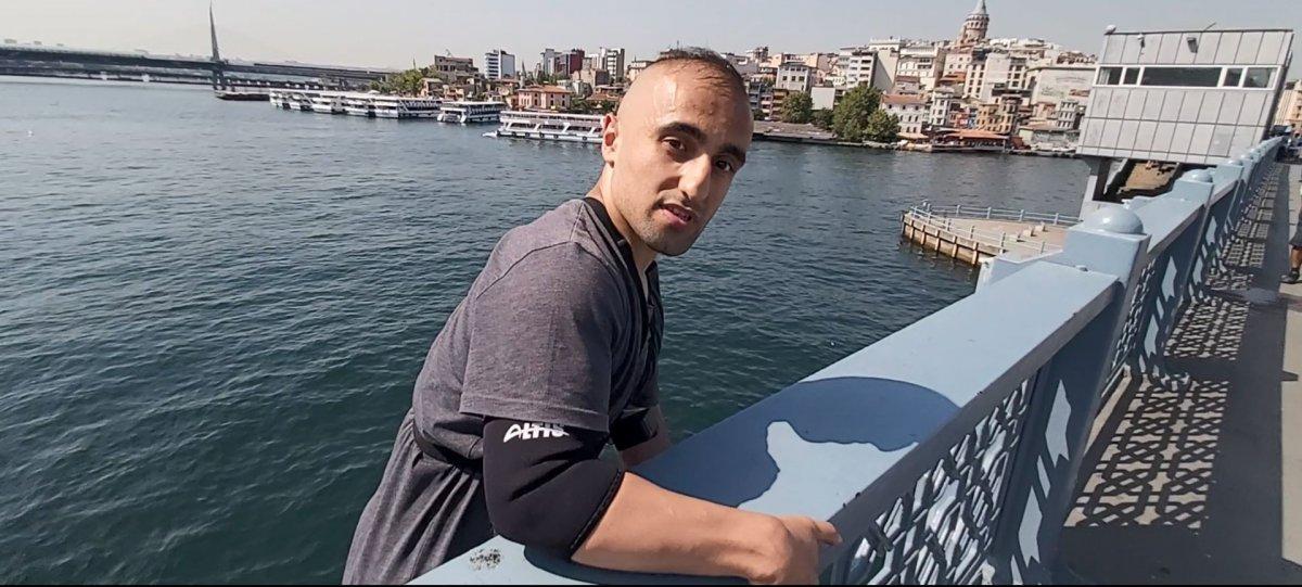 Galata Köprüsü'nden gemiye atlayan genç