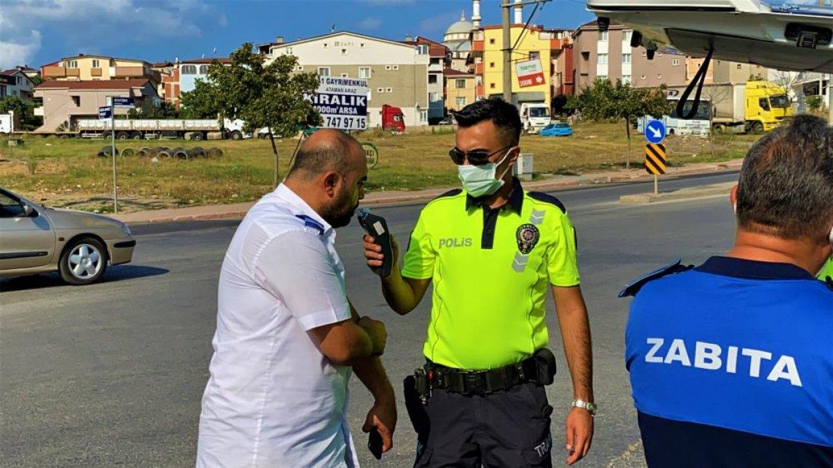 Kocaeli'de aniden yavaşlayan minibüse otobüs çarptı
