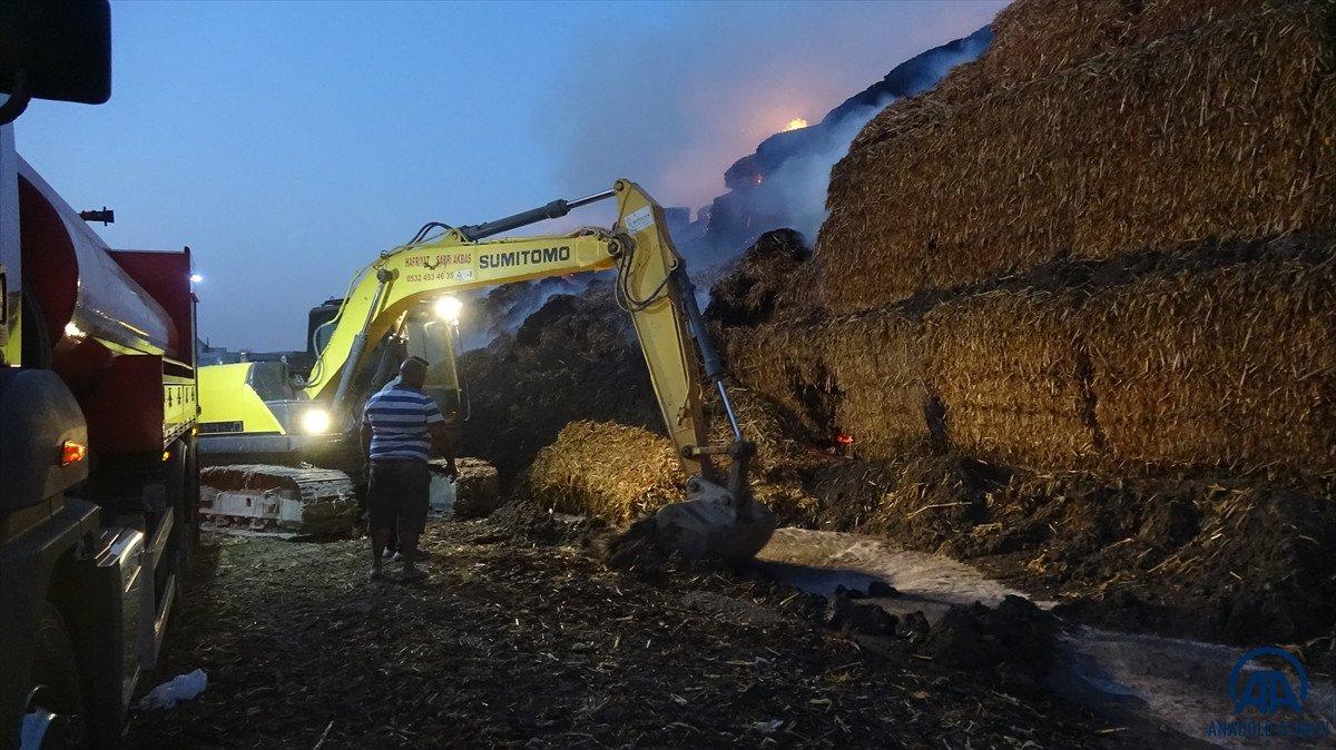 Adana'da mısır silajı balyalarının bulunduğu tarlada yangın çıktı