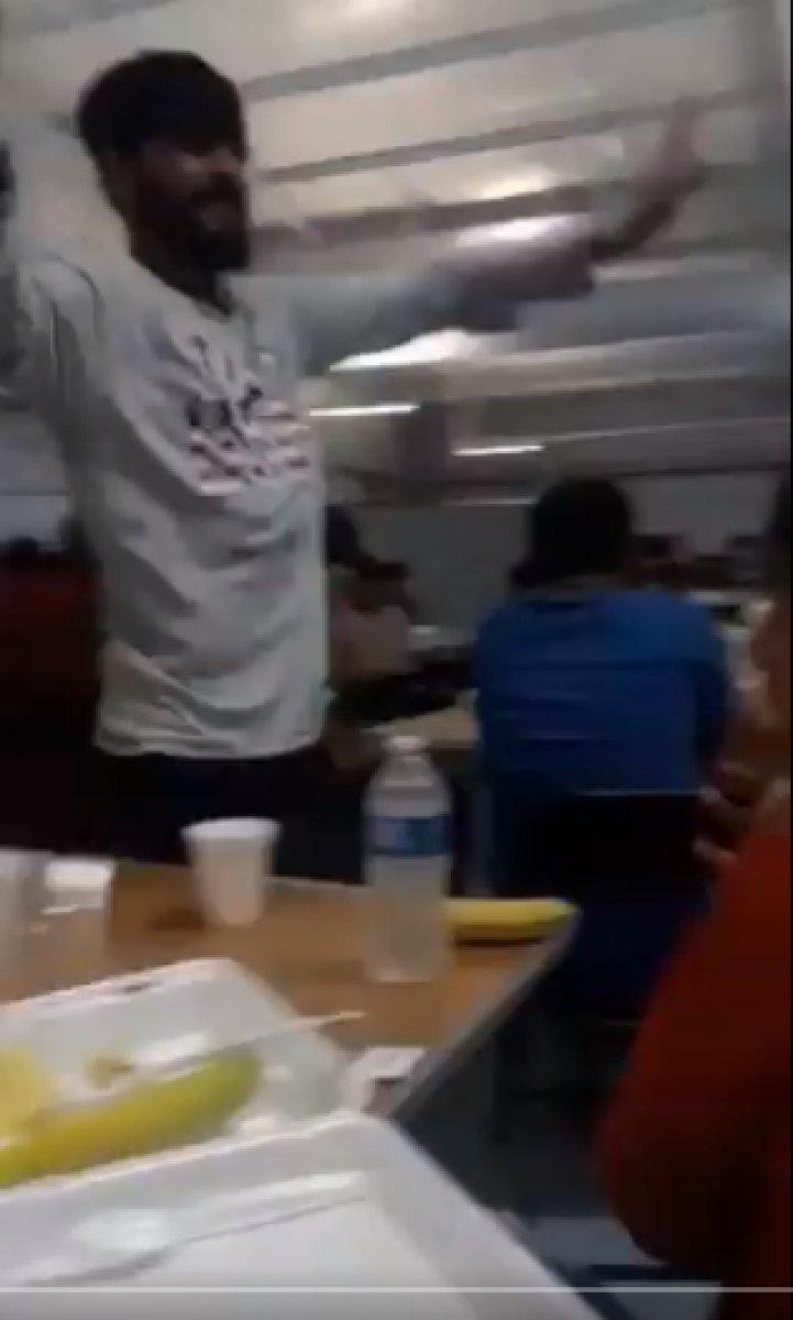 Afganlar ABD'nin ülkeden çıkmasını dans ederek kutluyor