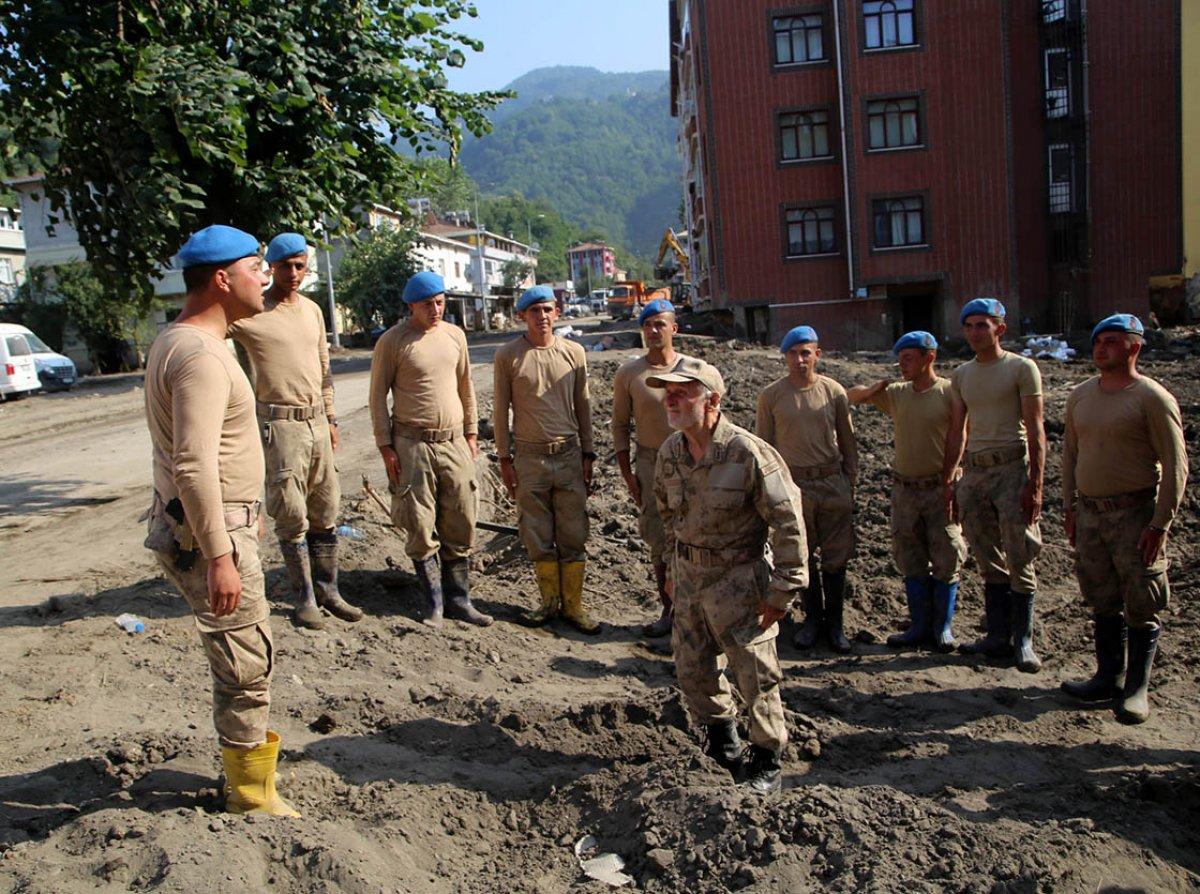 Bozkurtlu Coşkun Dede, sel bölgesinde yardım eden askerlere moral veriyor