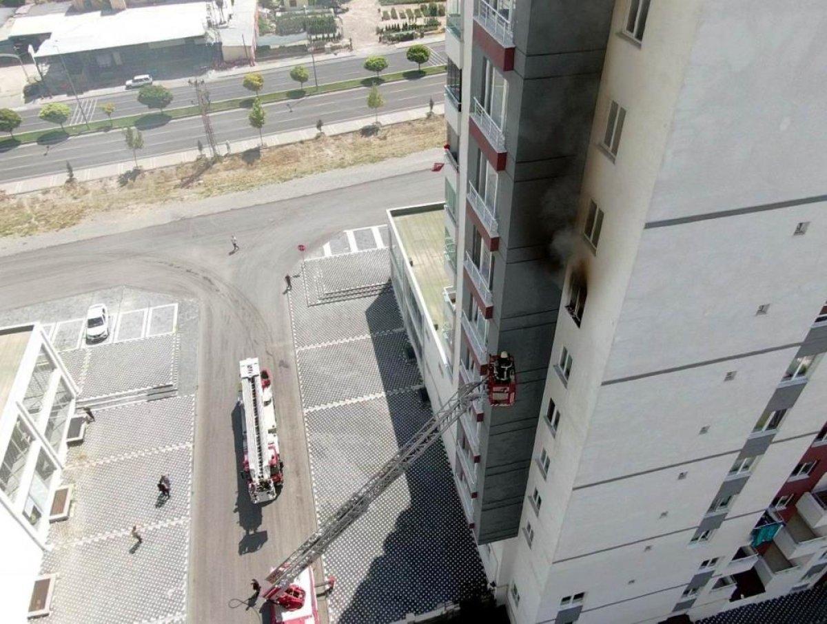 Kayseri'de bir şahıs, yaktığı evini oturarak seyretti