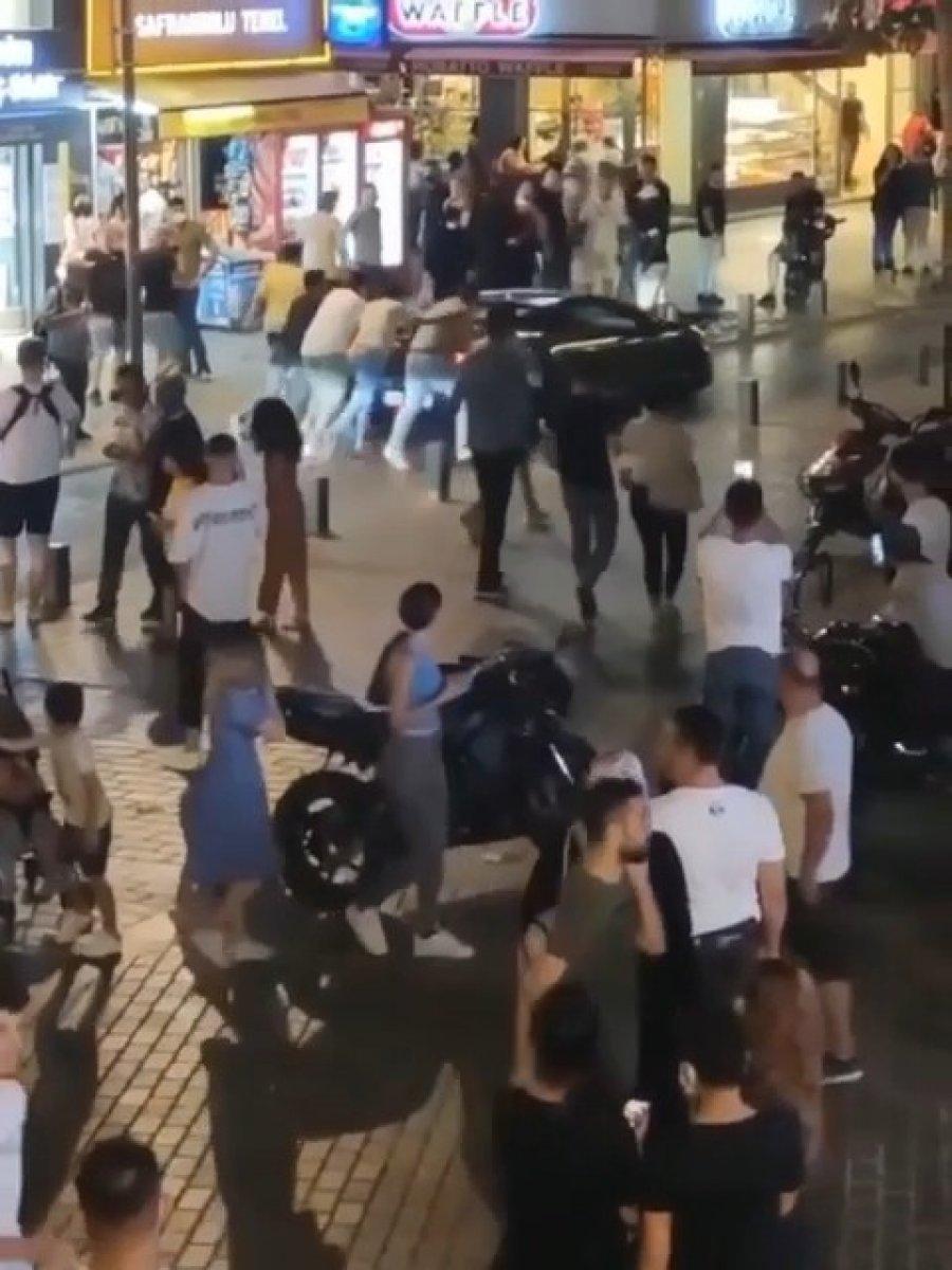 Pendik’te yolda kalan Lamborghini’yi ittiler