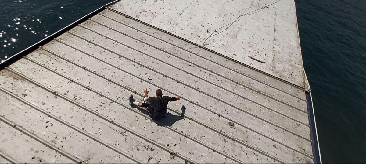 Galata Köprüsü'nden gemiye atlayan genç