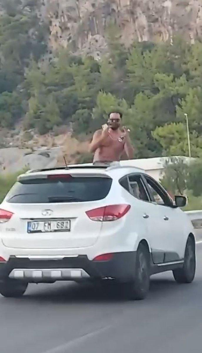 Antalya’da, aracın üzerinde yolculuk yapan şahıs kamerada
