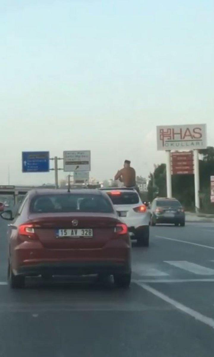 Antalya’da, aracın üzerinde yolculuk yapan şahıs kamerada