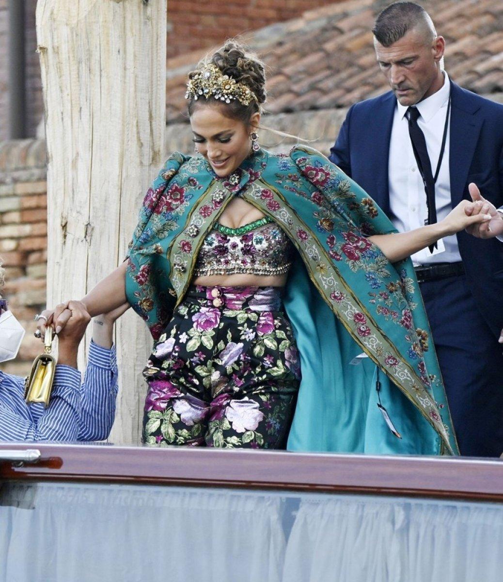 Jennifer Lopez kıyafetindeki fiyat etiketini çıkarmayı unuttu