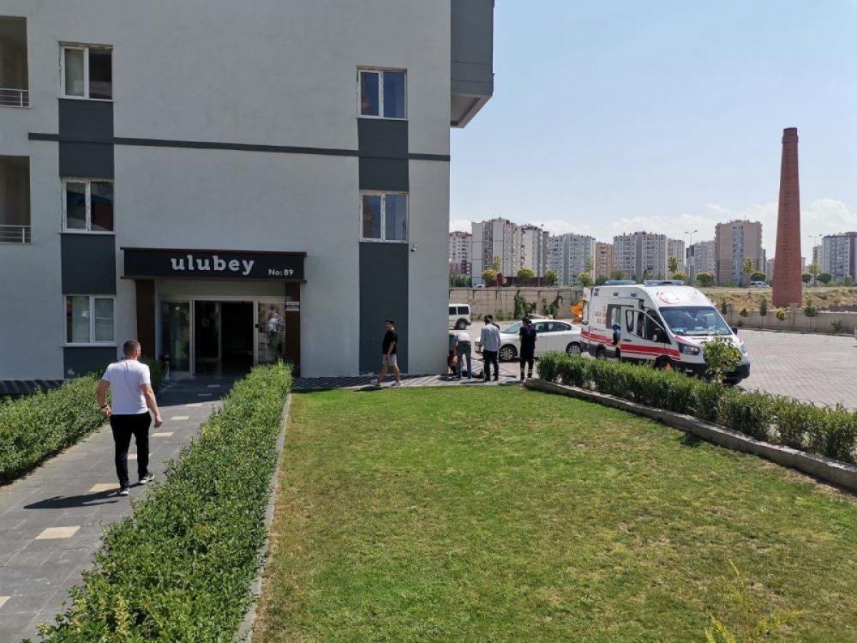 Kayseri'de bir şahıs, yaktığı evini oturarak seyretti