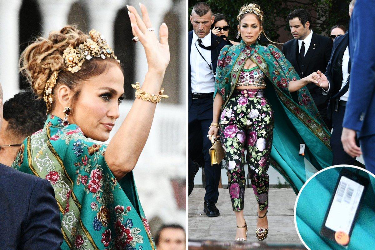 Jennifer Lopez kıyafetindeki fiyat etiketini çıkarmayı unuttu