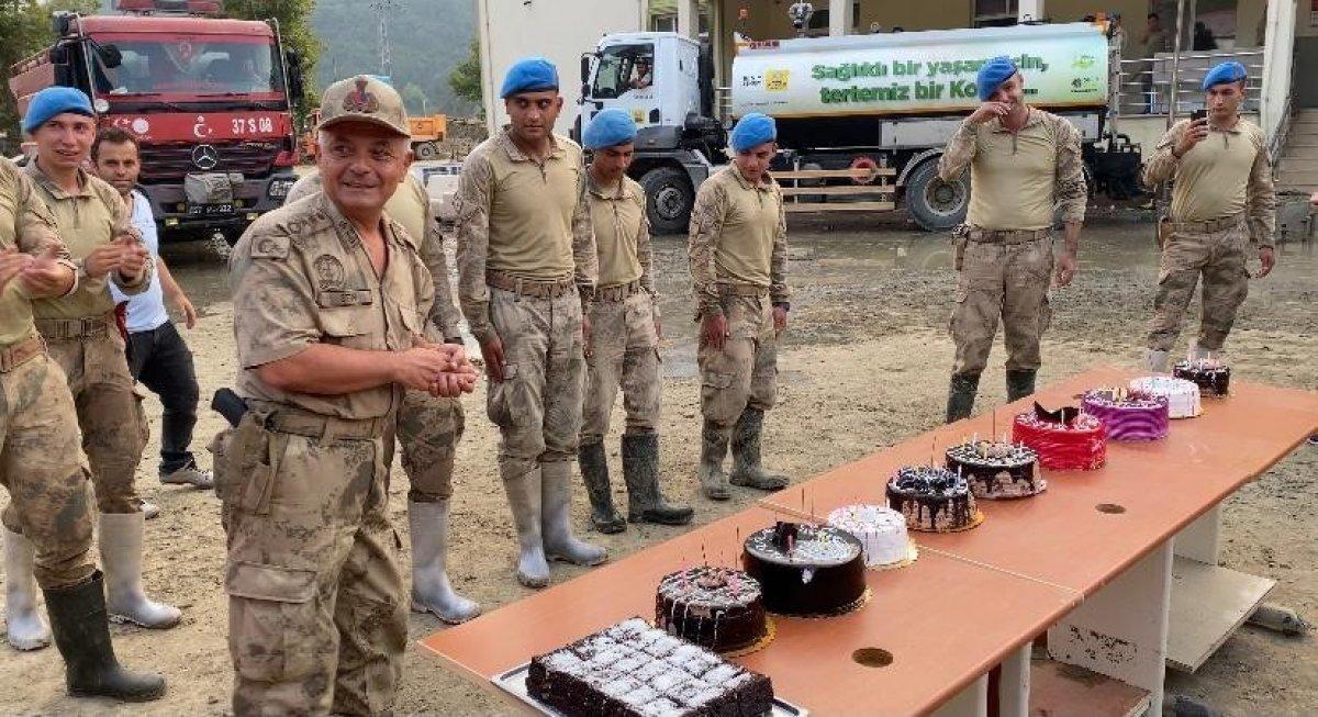 Sinop'ta yaraları saran Mehmetçik’e doğum günü sürprizi