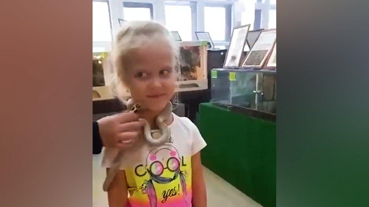 Rusya'da küçük kızı zehirli yılan ısırdı