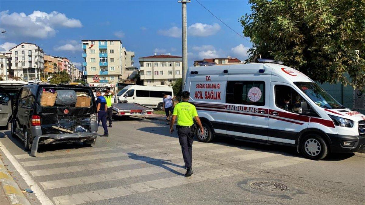Kocaeli'de aniden yavaşlayan minibüse otobüs çarptı