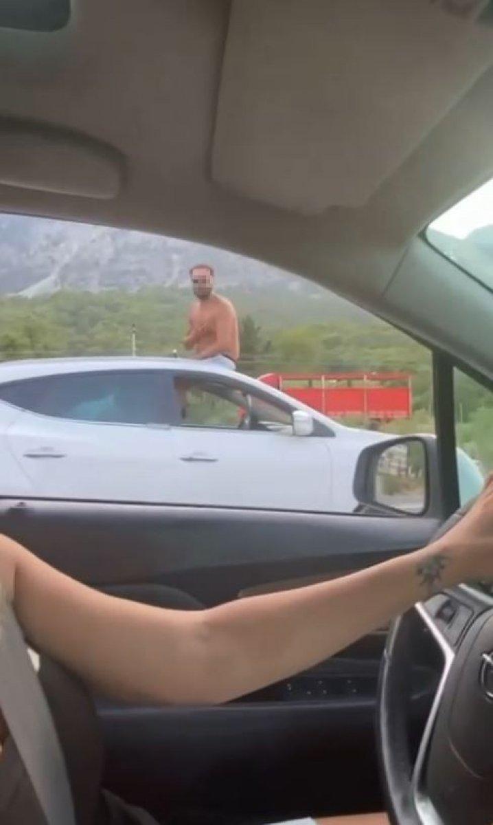 Antalya’da, aracın üzerinde yolculuk yapan şahıs kamerada