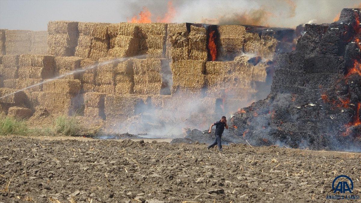 Adana'da mısır silajı balyalarının bulunduğu tarlada yangın çıktı