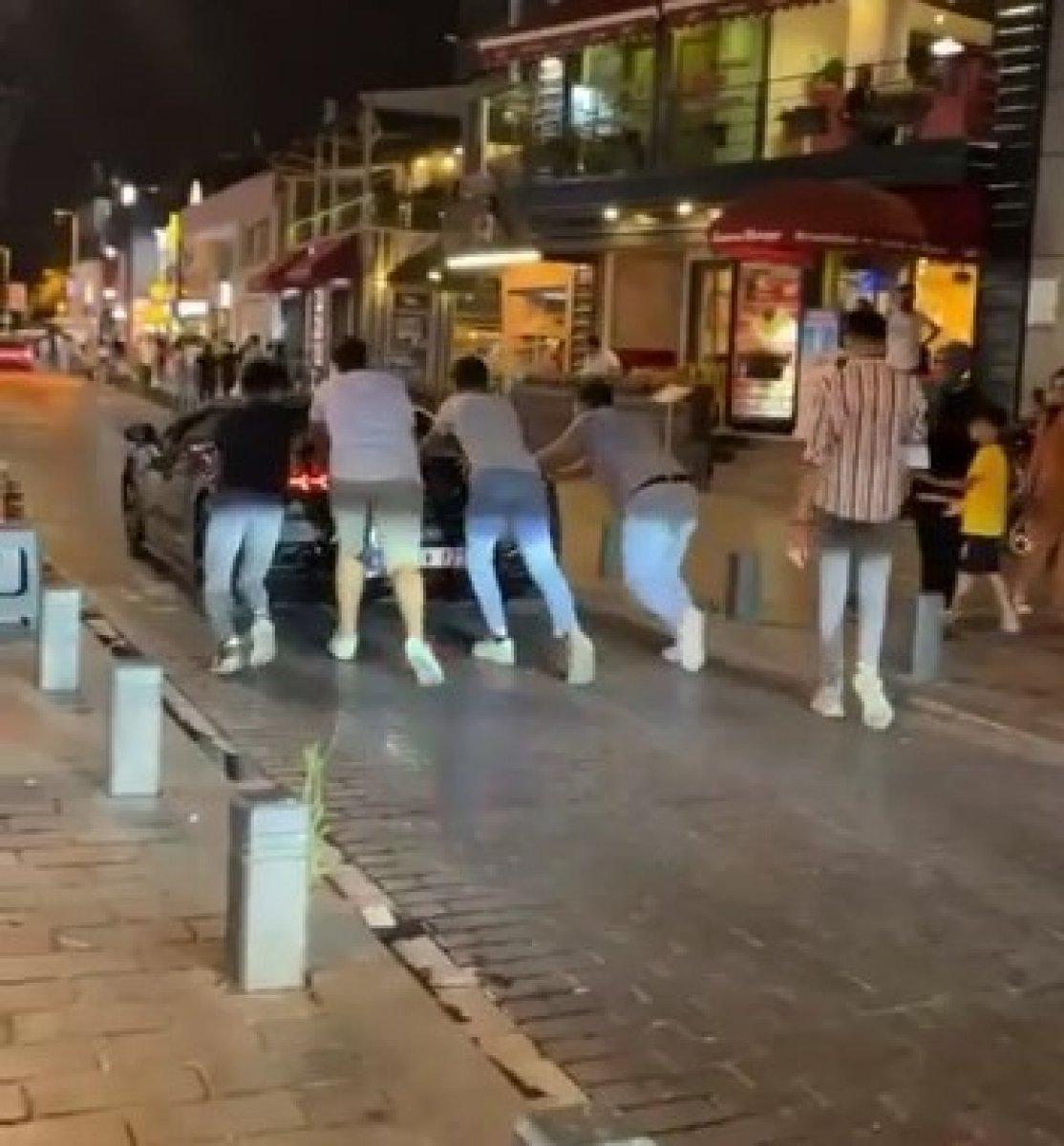 Pendik’te yolda kalan Lamborghini’yi ittiler