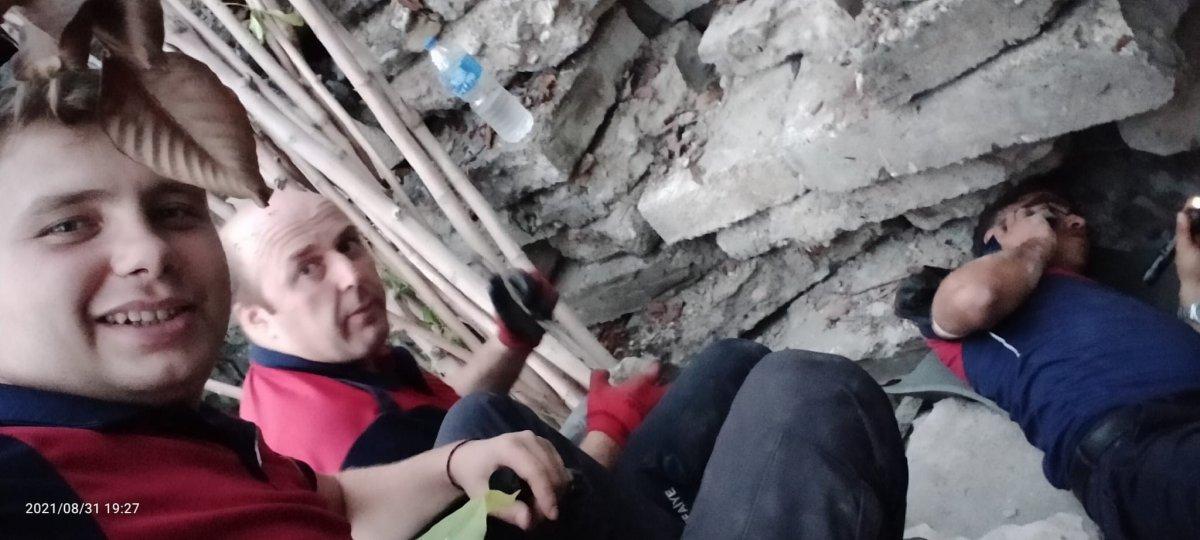 Karabük'te itfaiyeciler yavru köpekleri kurtarmak için uğraştı