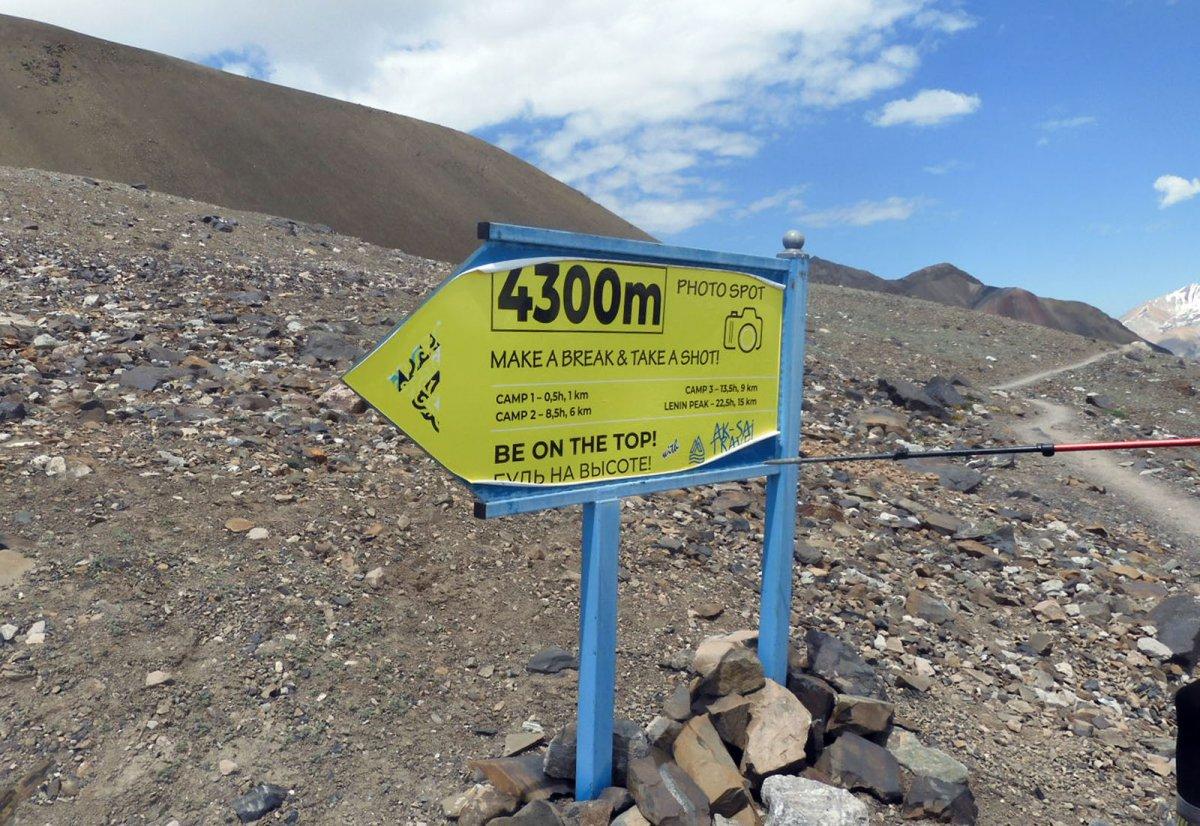 Tarihi bir tırmanış: İHH ekipleri İbni Sina Zirvesi'ne çıktı