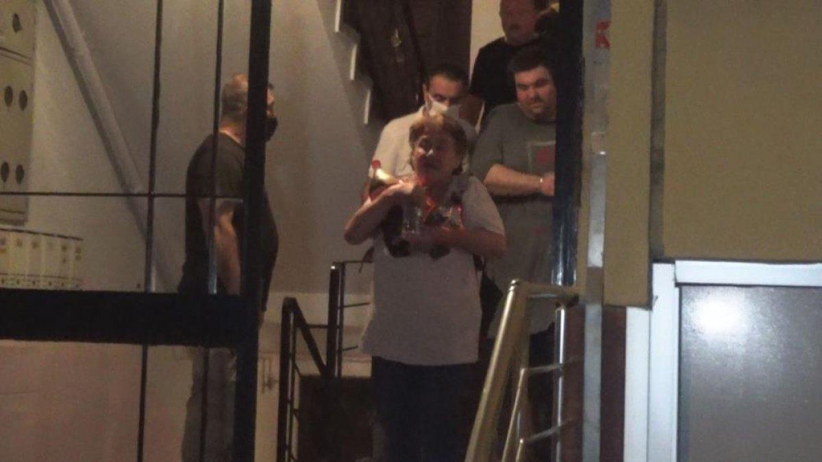 İzmir'de akli dengesi yerinde olmayan anne, polise kapı açmadı