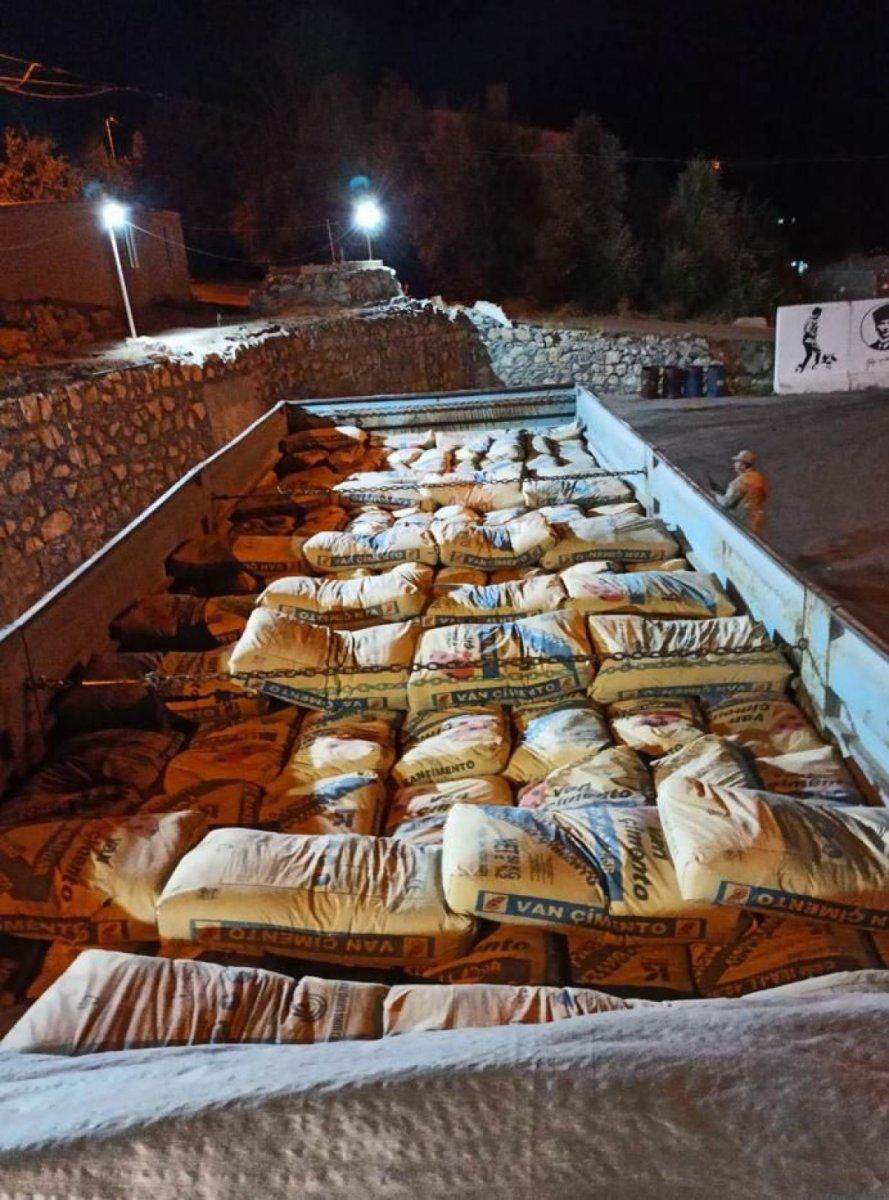 Van’da, kamyonun özel bölmesinde 78 kaçak Afgan göçmen yakalandı