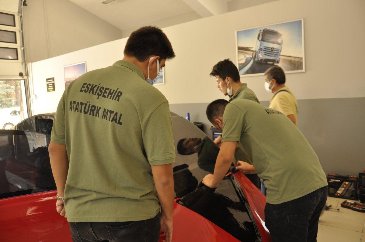 Eskişehir’de lise öğrencileri 95 kuruş ile 100 kilometre giden araç yaptı