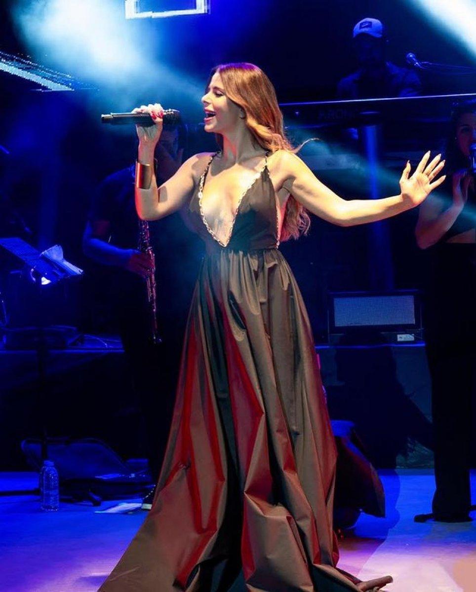 Simge Sağın'ın derin dekolteli elbisesi