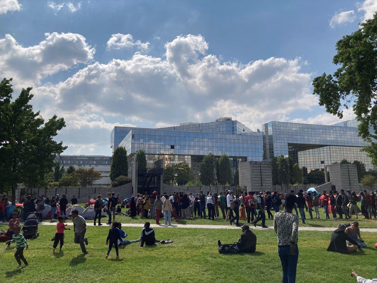 Göçmenler, Paris'te çadır kurdu