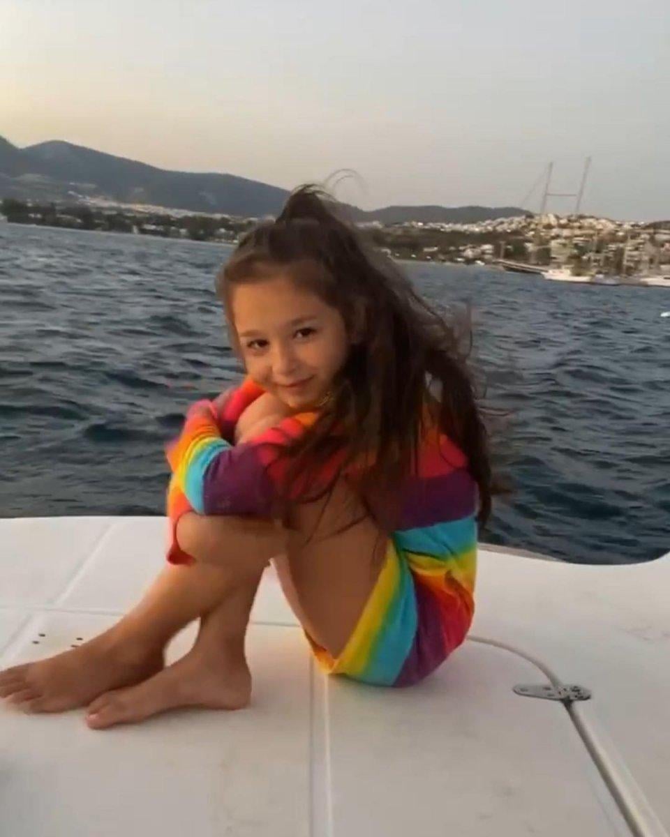 Ayşegül Yıldız'dan yaza veda pozları