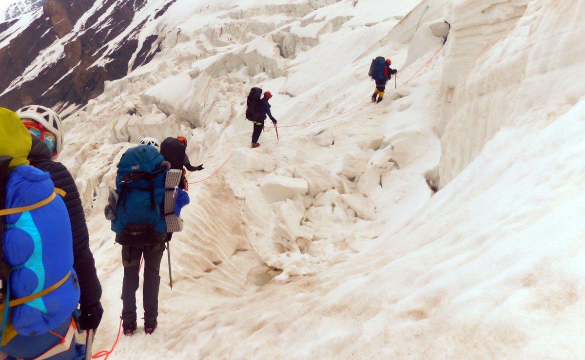 Tarihi bir tırmanış: İHH ekipleri İbni Sina Zirvesi'ne çıktı