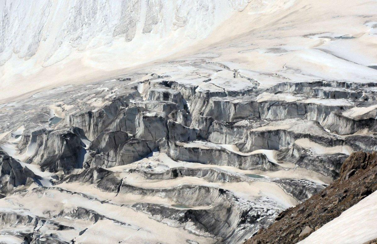 Tarihi bir tırmanış: İHH ekipleri İbni Sina Zirvesi'ne çıktı