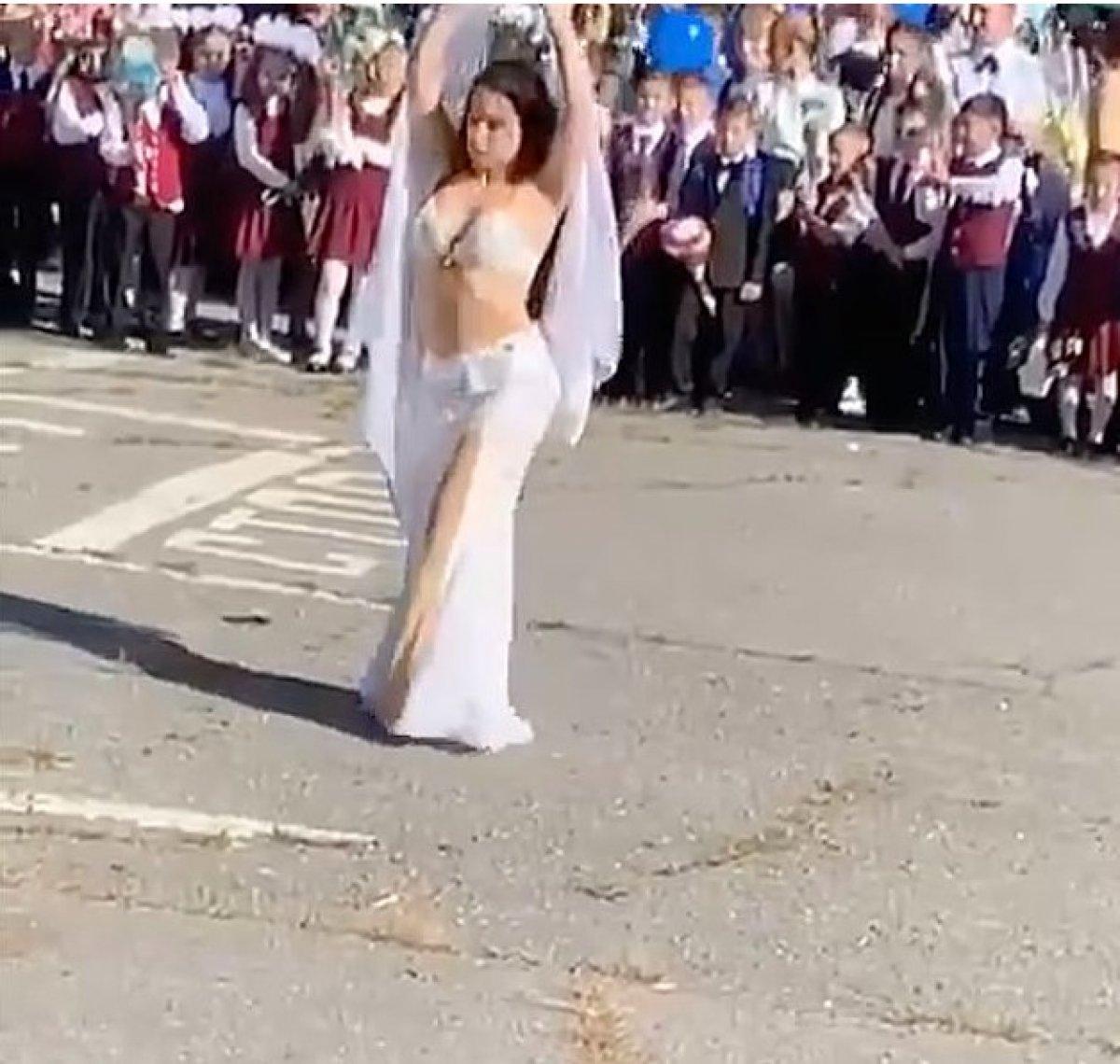 Rusya'da bir öğretmen, dansöz kıyafeti giyip göbek attı