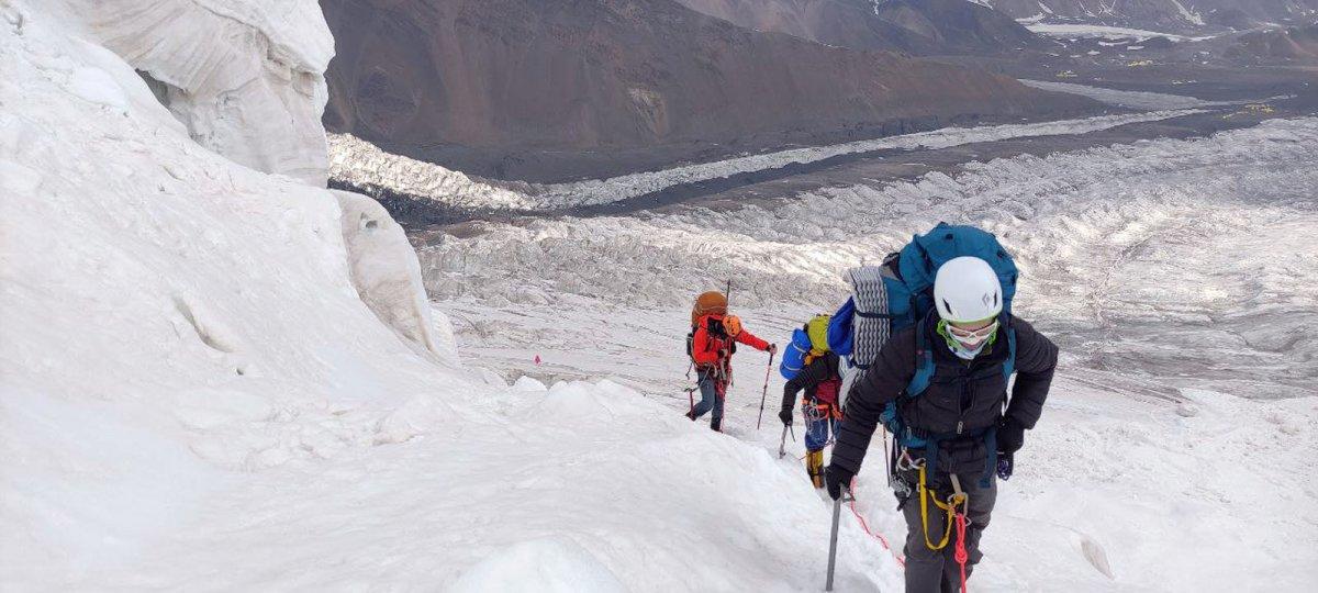 Tarihi bir tırmanış: İHH ekipleri İbni Sina Zirvesi'ne çıktı