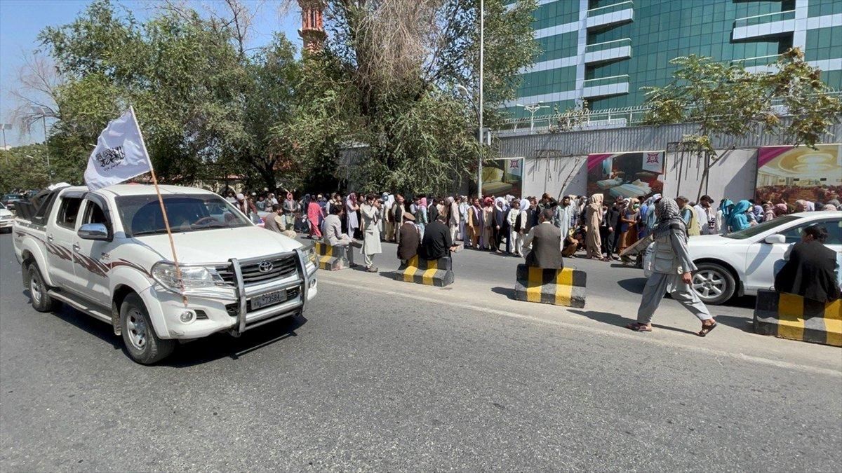 Kabil'deki bankaların önünde uzun kuyruklar oluştu