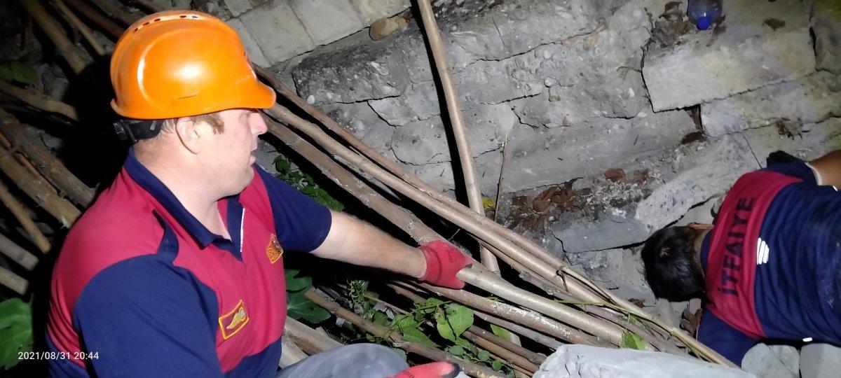 Karabük'te itfaiyeciler yavru köpekleri kurtarmak için uğraştı