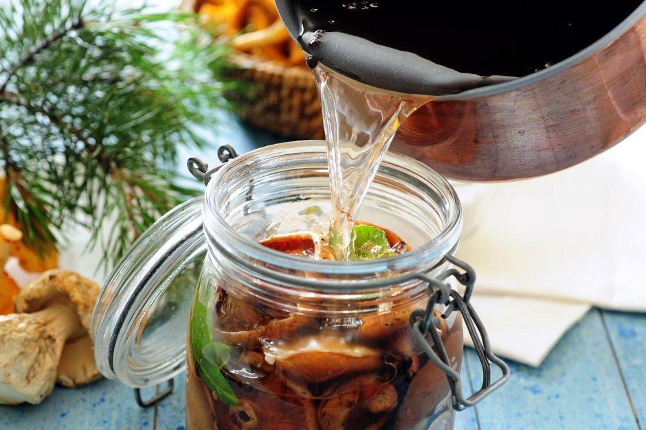 Turşunun üzerindeki beyaz tabaka neden oluşur?