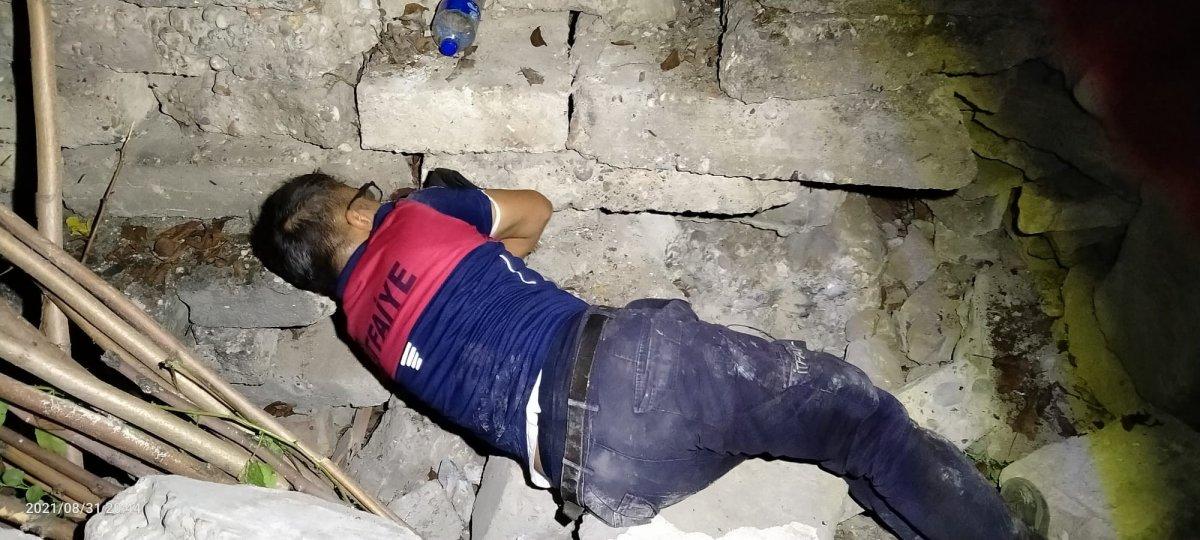 Karabük'te itfaiyeciler yavru köpekleri kurtarmak için uğraştı