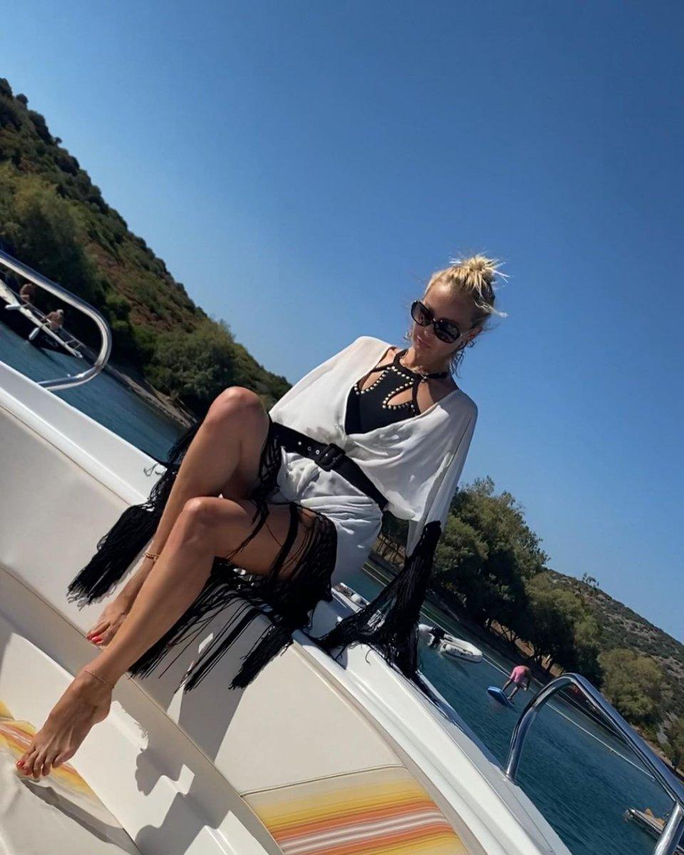 Ayşegül Yıldız'dan yaza veda pozları